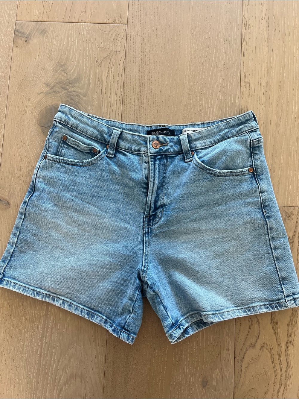 BCBG Generation boyfriend short in Classic Light Blue Denim - Women Size 31